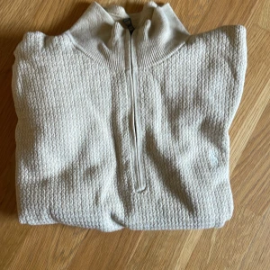 Half Zip Polo - Snygg halv zip från Ralph Lauren i en schysst ljusbeige/kitt färg. Perfekt till det mesta. Tröjan är i oerhört bra skick. Knappt använd.