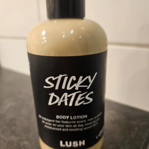 Lush Sticky Dates Body Lotion - Säljer bodylotion från Lush i doften Sticky Dates