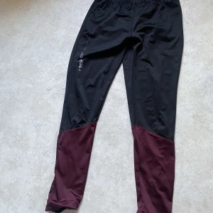 Träningstights  - Säljer dessa träningstights då dom blivit förstora för mig. Dom är som nya, enda är att märket på sidan av benet har börjat försvinna. Säljer för 100 kr plus frakt🤩💕