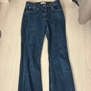 Jeans - Ett par jätte fina flear jeans från Gina tricot i bra skick inga defekter kontakta om mer frågor eller bilder prisförslag går bra