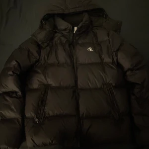 Calvin Klein pufferjacket - Säljer nu förra årets jacka på grund av att den inte passar mig längre. Den är som ny i skicket och inget slitage. Storlek M Mvh Oliver 