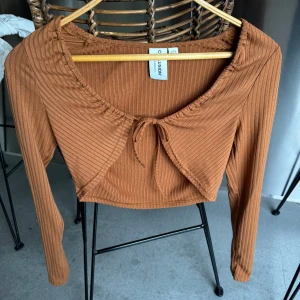 Bolero - Bolero från collusion i en brun/orange färg. Står storlek 42 men skulle absolut säga att den är liten i storleken. Som en S kanske