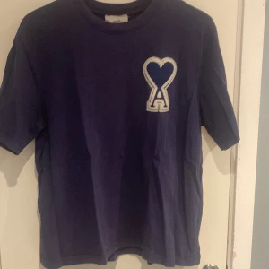 Ami Paris T-shirt  - Säljer nu denna i strl M då jag inte använder den längre. Som ny skick och riktigt bekväm.