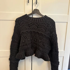 Stickad tröja - Stickad tröja från Zara. Så fint stickad. Den har låååånga armar och är lite kroppad🖤🖤