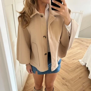 Kappa från Bynicci - ❤️‍🔥INTRESSEKOLL❤️‍🔥  Lägger ut då jag är osäker på om jag vill behålla eller inte. Helt oanvänd! Så helt sprillans ny🙌🏼