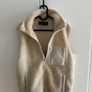 Peakperformance ull väst - Säljer min peakperformance ull väst pga jag inte använder den så ofta. Den är i super skick och använd sparsamt. Super snygg och passar till det flesta outfits! Storleken är M