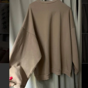 Oversize tröja  - Oversized ljusbrun tröja från Nelly i storlek xs men är stor som en L  Så mysigt nu på hösten men kommer tyvärr aldrig till användning för just mig, så bättre att sälja. 