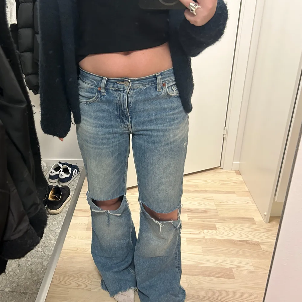 Jeans med hål i💕💕 från zara. Jeans & Byxor.