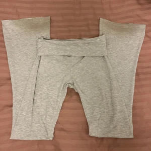 Yoga pants ❤️ - Säljer nu mina Low waist bootcut yoga pants från Nelly då dem inte kommer till så stor längre ❤️ Dem är väl använda så därför har dem blivit mörkare längst ner på byxan (bild 3). Nypris: 299kr ❤️ skriv gärna om ni har några frågor eller funderingar ❤️