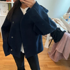 Kappa - Superfin marinblå kappa från monki storlek xs ord pris 799kr säljer för 300kr