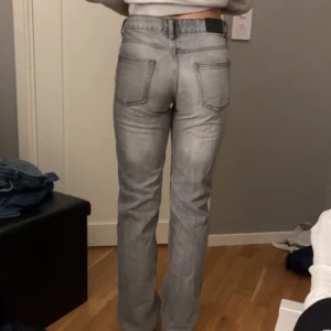 Gråa jeans straight - Ljusgråa jeans straight leg. Strl xxs. Passar xs kanske s. Nästan helt nya. Använda några gånger. 