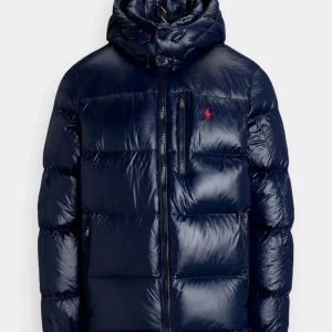 Letar efter i antingen BLÅ,SVART eller MARINBLÅ  - Ralph lauren jacka   Hör av dig om du äger eller känner någon som äger S/M