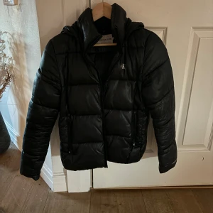 Vinter jacka CK - Svart Calvin Klein vinterjacka, knappt använd, funkar att ha hoodie under. Strl S  Ordinarie pris: 1500kr . 