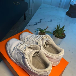 Ett par feta vita airforce  - Har används en del men är tvättade och riktigt bra skick