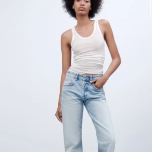 Zara jeans - De kända Zara blåa jeansen som går straight ner till💙 Jätte fin form på de oxh knappa använda. Kan användas som mid waist om man är S/M i storleken men lite högre upp om man är oxh tightare om man är L i storlek!