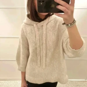 Stickad hoodie  - Säljer denna stickade hoodie med trekvartsärm! 🫶🫶