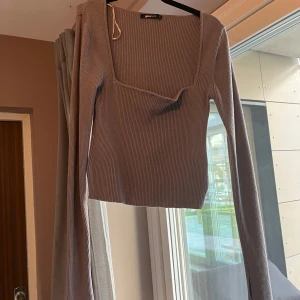 Långärmad tröja - Den är grå. Lite kortare så typ en magtröja nästan 