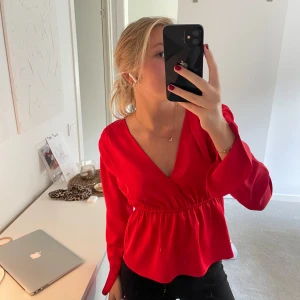Röd satin blus  - Röd rutig blus,använd en gång .