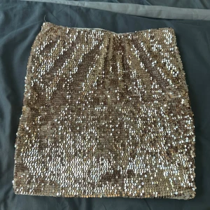 Gina tricot kjol - Guld rosa glitter mini kjol passar perfekt till fester 