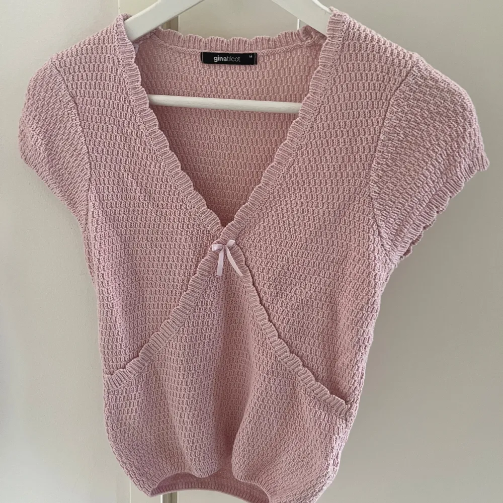 Supersöt topp från GinaTricot. Babyrosa och fina detaljer. Strl M men passar S/XS💘💘. Neuletakit & Villapaidat.