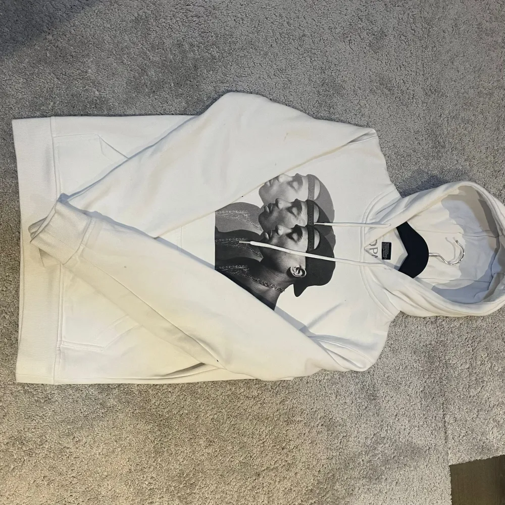 Skön hoodie med den kända och inte bortglömda 2 pac säljer för 400. Skick 7/10 lite lite smutsig men allt går bort i tvätten såklart. Mer bilder och info kommer i dm. ingen ångerrätt!. Hoodies.