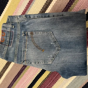 Dondup George - Tja! Säljer dessa asfeta Dondups med  sköna slitningar. Storlek 32 men skulle säga aningen små i storleken. Priset  inte hugget i sten men inga scambud. Skick 8,5 med inga defekter.