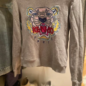 KENZO TRÖJA!!  - en kenzo tröja i storlek xs, knappt använd köpt 2023 den är normal i storleken tryck gärna på köp nu 😃