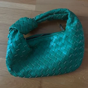 Väska - Grön flätad handväska från Public Desire