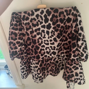 Leopardblus - Säljer min leopard tröja från shein då den inte kommer till användning längre, den är i Storlek s och är i bra skick. Köpte den för 150 säljer för 100