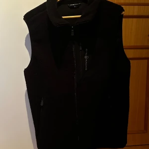 Mysig Sail Racing väst - Tja! Säljer en skön och mysig Sail Racing väst. Matrialet är lite lätt ulligt och mjukt. Säljer då ja insåg att den var för stor. Nypris 1600kr