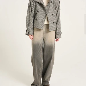 Kappa från Gestuz - Jag säljer min kappa från Gestuz! Nypris är 3699kr och den är väldigt sparsamt använd. Den är ganska liten i storleken och sitter perfekt på mig som är 165cm lång och normalt när jackor i storlek 34. Fler bilder kan absolut skickas🥰