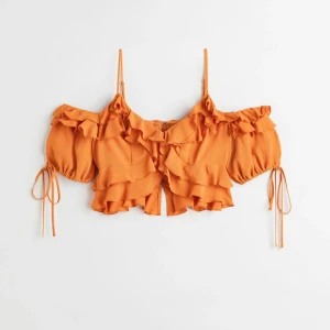 Set från H&M - Superfint orange set från H&M. Har tyvärr aldrig fått något tillfälle att använda det, det är därför jag säljer. Storlek xs. Nypris 700kr.