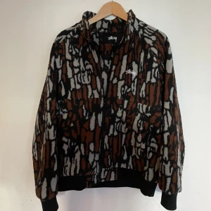 Stussy Fleece - Stussy Fleece med camo mönster i storlek M inga defekter eller fläckar skriv om ni har frågor🎉😊
