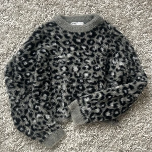 Leopard stickad tröja  - Så fin stickad fluffig leopard tröja i fint skick.  storlek xs-s. Köp sker via köp nu, jag postar inom 24h. Kvar tills markerad såld 