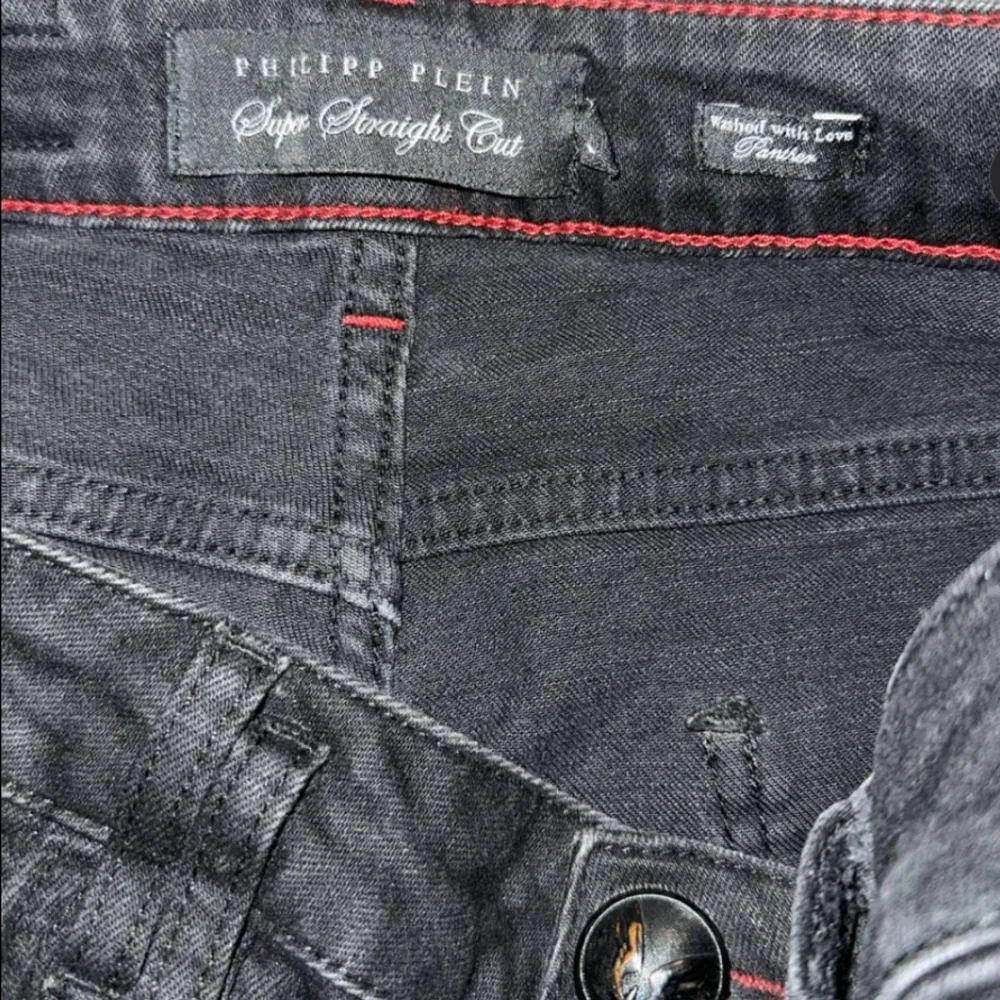 Philip plein jeans köpta för 1000$ som mot svarar ungefär 10 000kr men jag säljer dom endast för 3000kr dom har inga hål som inte ska vara på dom inga fläckar knappt använd. Storlek 33 . Jeans & Byxor.