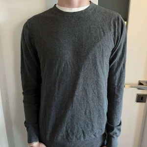 John henric tröja - Tja säljer du denna tvär fetta John Henric tröja som är i storlek small och är även i merinoull. Skick: 8/10 bara lite skrynklig på bilderna men som man enkelt kan stryka.