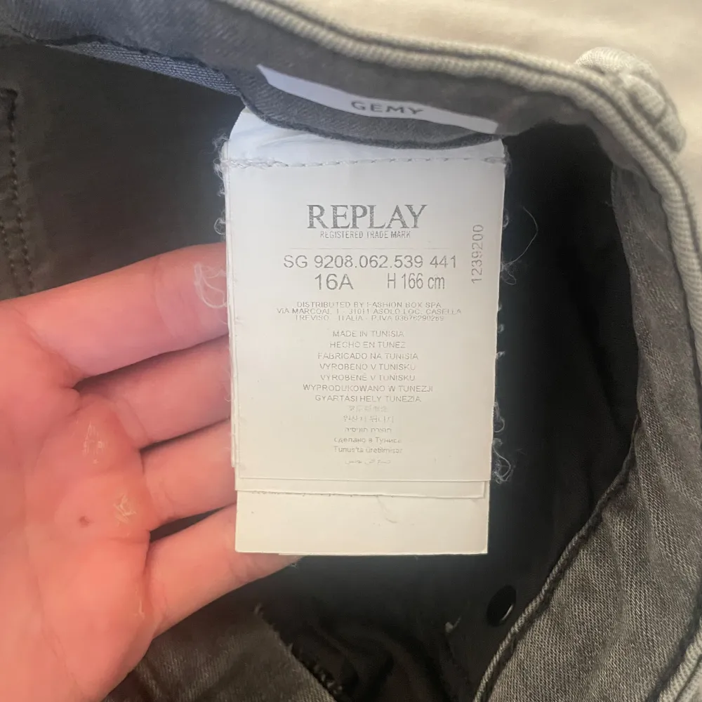 Säljer dessa replay jeans då de är för små, bara testade aldrig använda.  De är storlek 166⭐️. Jeans & Byxor.