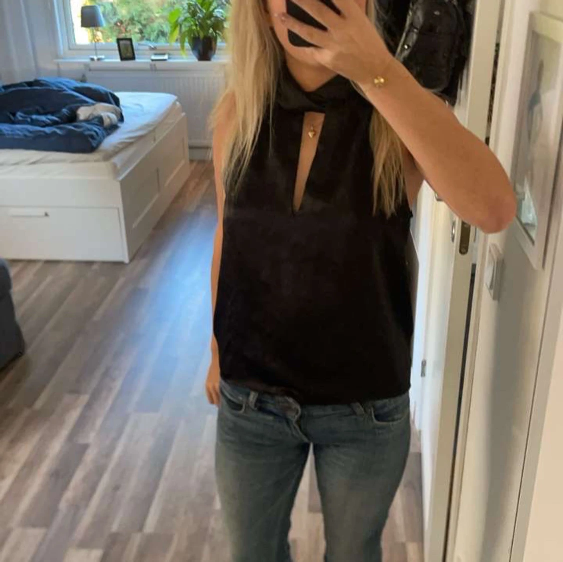 Svart satin topp - 90