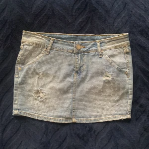 Lågmidjad jeans kjol - Denna jeans kjolen är både stilig och bekväm! Med en perfekt passform och mjukt denimtyg. Jättefin ljusblå färg med vackra detaljer. är de mångsidiga nog för alla tillfällen!