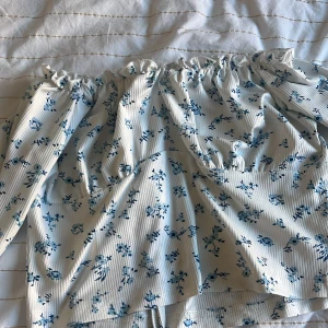 Topp - Jättebra skick endast använd två gånger, storleken är Xs/s