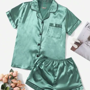 Pyjamas  - En skön grön pyjamas från Shine som nästan aldrig andvänds 