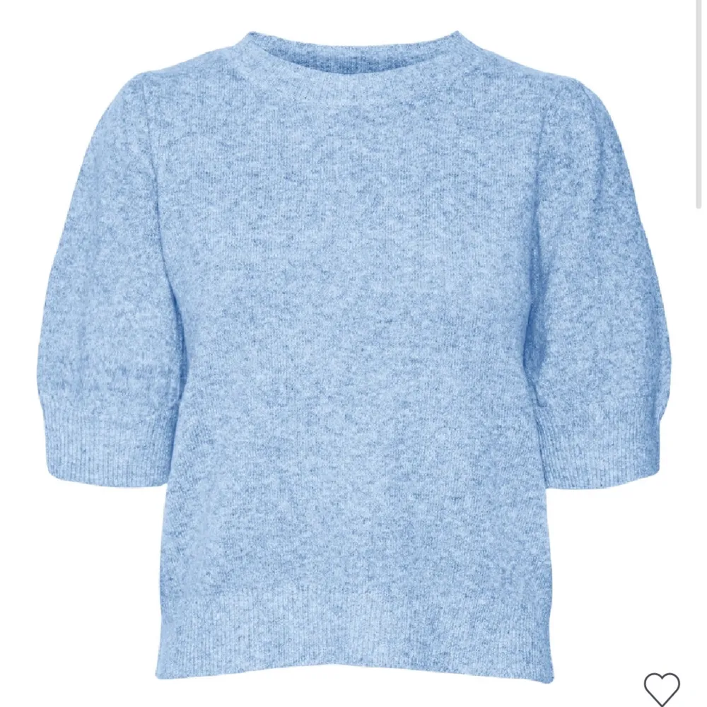 Säljer denna fina vero moda tröja med puffärm. Lite nopprig men inget man tänker på när man har på sig den💙. Stickat.