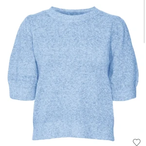 Vero moda tröja - Säljer denna fina vero moda tröja med puffärm. Lite nopprig men inget man tänker på när man har på sig den💙
