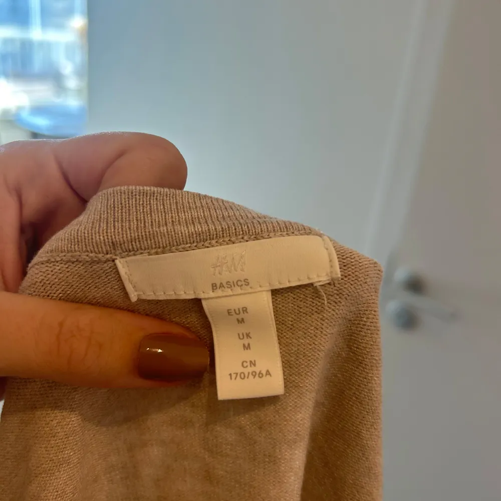 Trendig kofta i en sandfärgad/beige färg. Helt oanvänd ifrån hm. Storlek M, men skulle säga den är mindre i storleken. Neuletakit & Villapaidat.