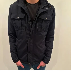 J. Lindeberg fieldjacket - Jätte fräsh fieldjacket från J. Lindeberg. Hittar inga deffecter så den ser ut som ny. Bara o höra av dig om du har fler frågor!🙌