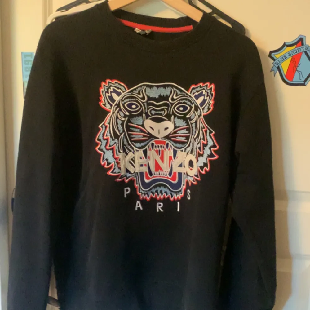 En stilren kenzo paris sweatshirt som självklart är äkta, perfekt för ortenstilen. Använd fåtal gånger, inga hål eller något skumt. Varm och skön nu till vintern❄️🏙️priser är självklart inte hugget i sten🪨. Tröjor & Koftor.