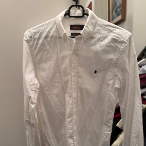 Morris Skjorta Herr - Vit Morris skjorta med mörkblå logga.  Vit i storlek: XS 35/36