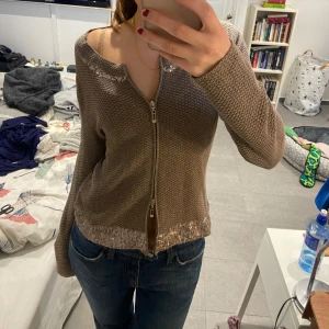 Stickad kofta - Cool stickad kofta med dragkedja, palettdetaljer och glitter Inga defekter 