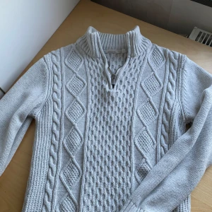 Dobber tröja - Använd bara 2 gånger. Köpte den för 800kr den är jättefin och är helt ny. Storlek S