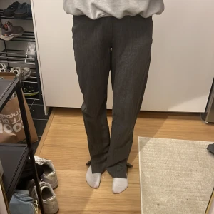 Randiga gråa kostymbyxor  - Gråa randiga kostymbyxor i längre modell , knappt använda 